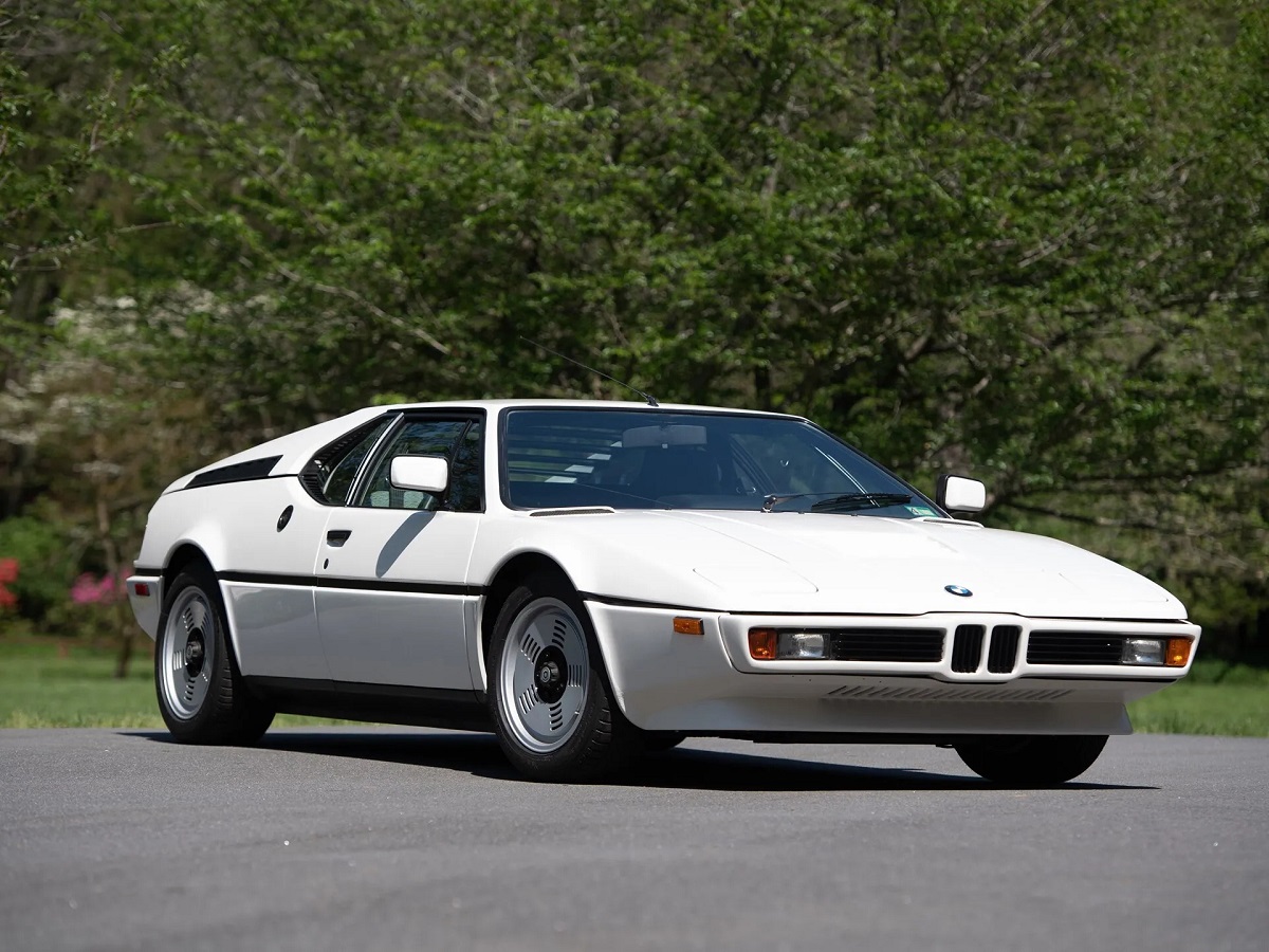 1980 bmw m1 in white color outdoor during day time