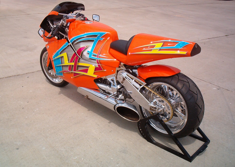 turbine streetfighter motorcycle outdoor during day time